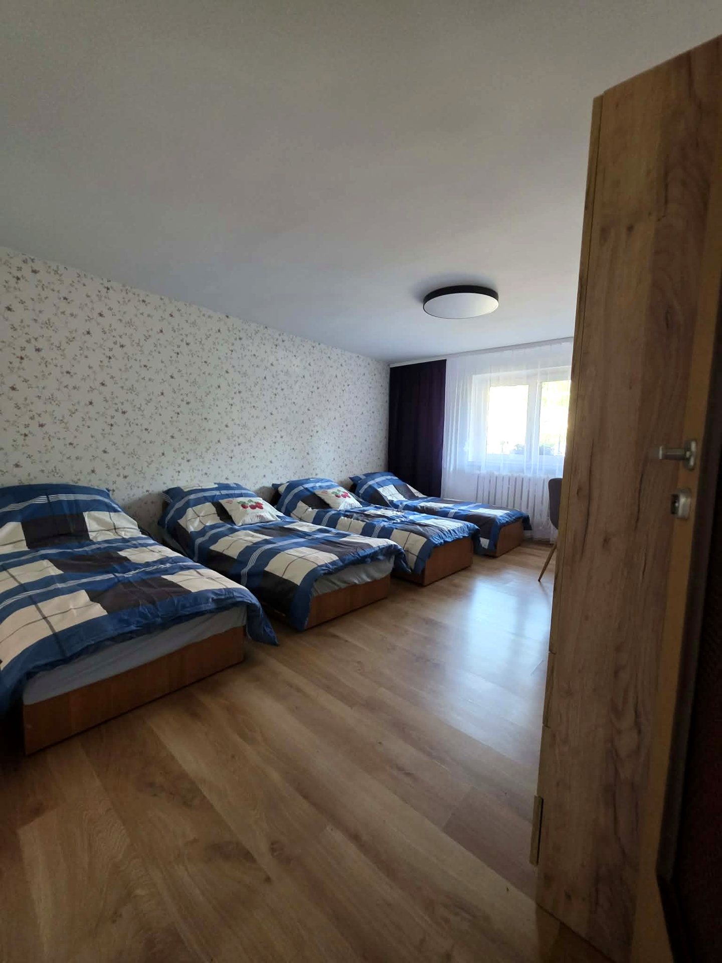 11-pokoj-4-lozka-od-drzwi.jpg